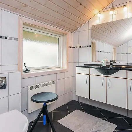 7 Person In Fano-by Traum